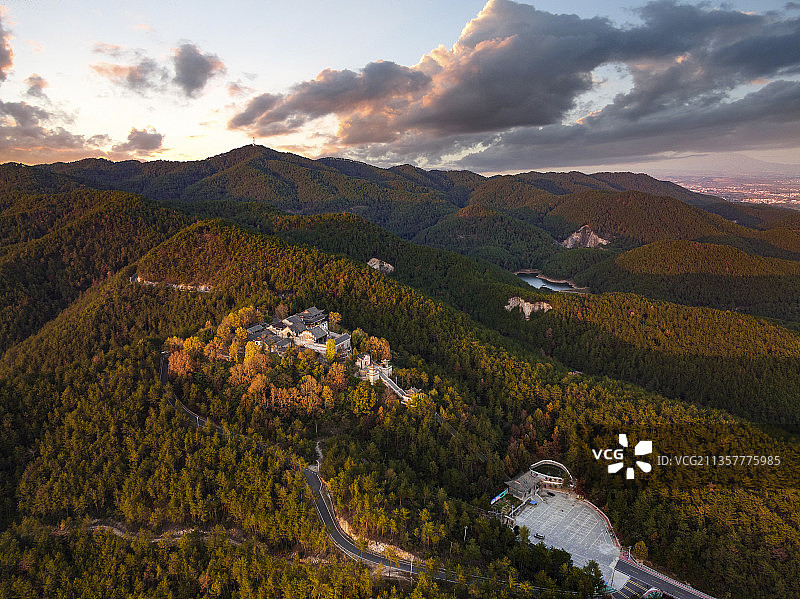 湖北省麻城市五脑山国家森林公园五脑山庙日落秋景航拍全景图片素材