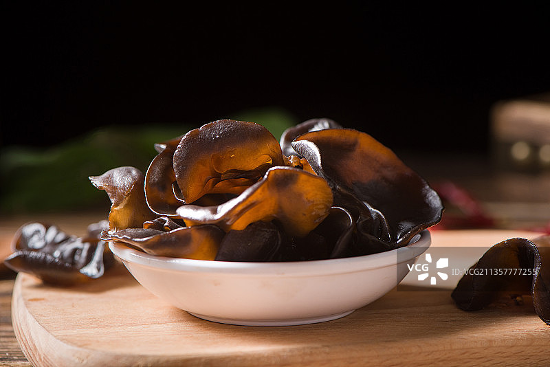 碟子里泡发的湿木耳图片素材