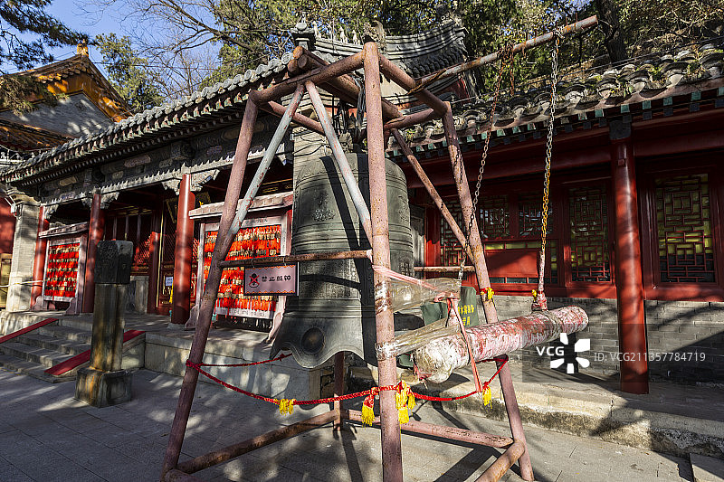 北京市门头沟区潭柘寺文殊殿前铜钟图片素材