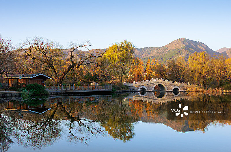 秋日胜春朝图片素材