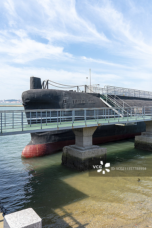 中国山东威海刘公岛景区的观光潜水艇展示图片素材