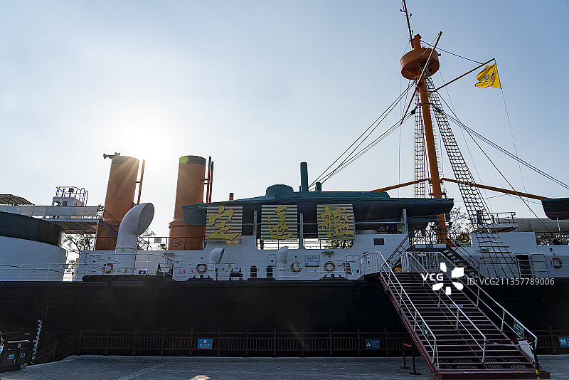 中国山东省威海刘公岛山的定远舰景区图片素材