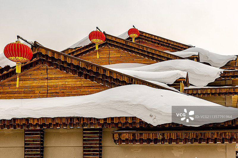 雪乡有灯笼和雪的屋顶图片素材