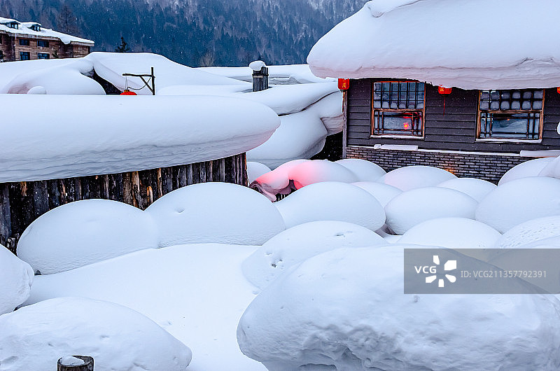 雪乡的屋顶的雪和雪蘑菇图片素材