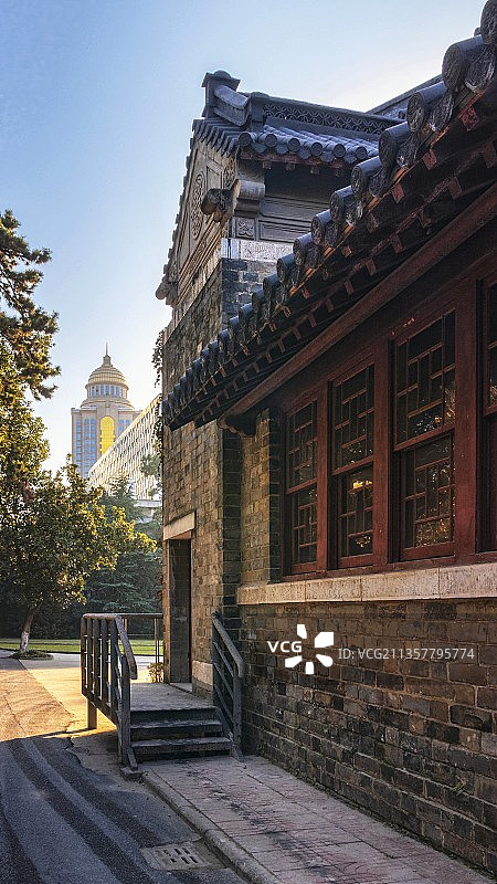 南京大学秋天的清晨图片素材