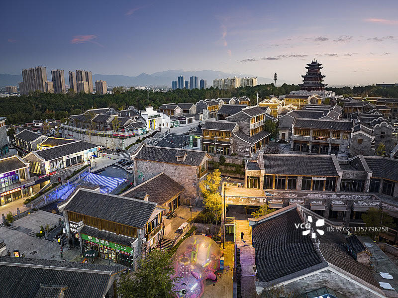 湖北省麻城市文化小镇商业街全景图片素材