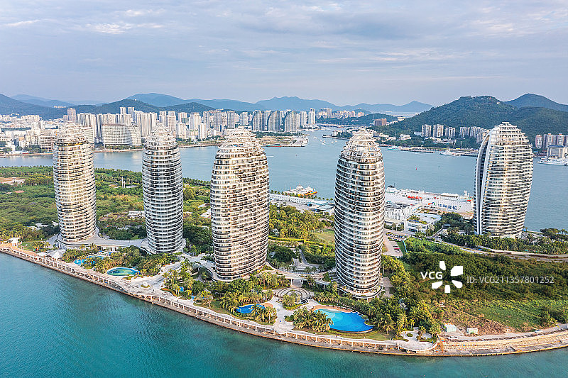 海南省三亚市天涯区三亚湾凤凰岛蓝天白云图片素材