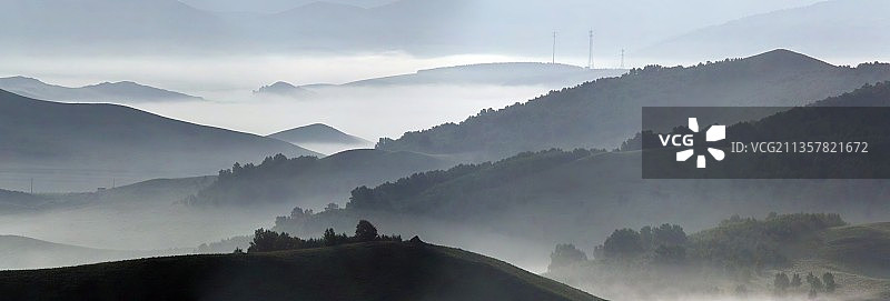 乌兰布统早晨远山的云雾图片素材