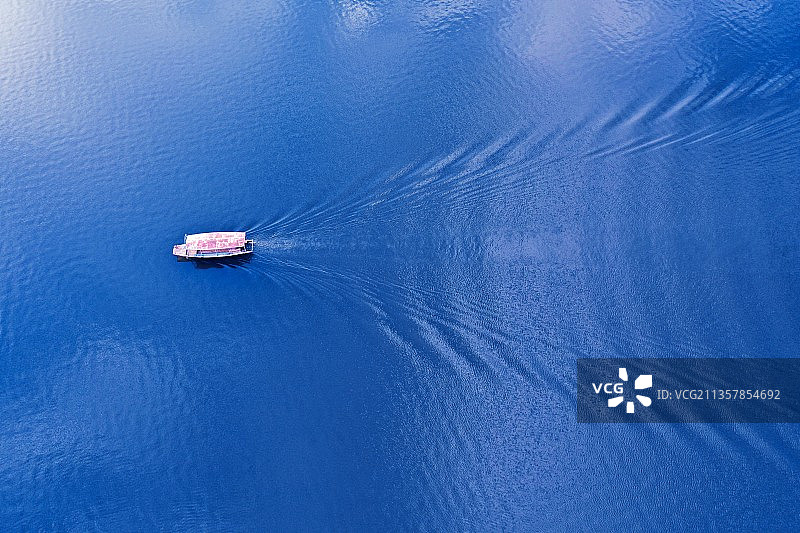 蓝色水面的一只船图片素材