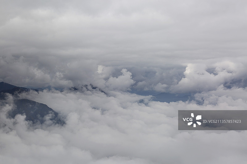 秋天高视角下陕西汉中龙头山云景图片素材