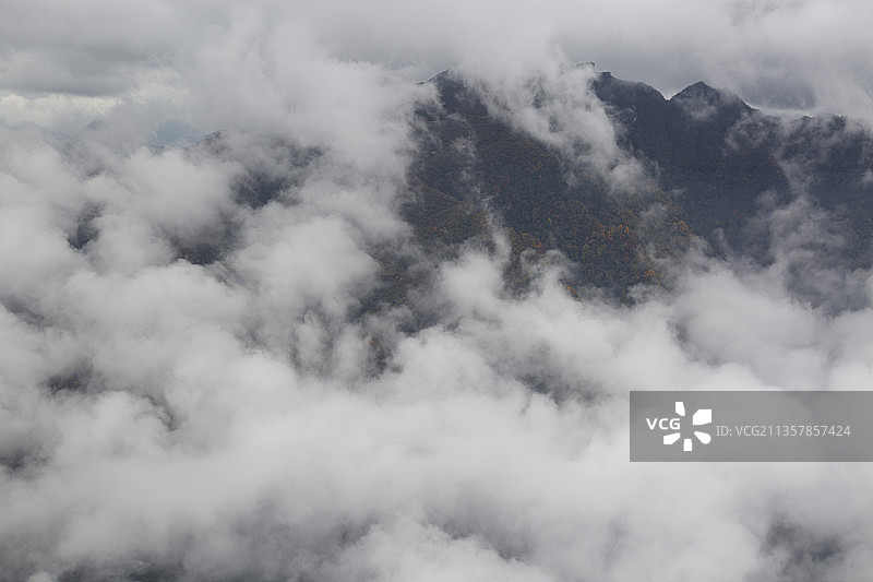 秋天高视角下陕西汉中龙头山云景图片素材