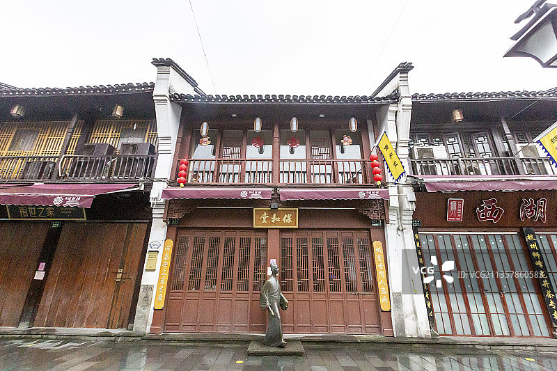 雨中的浙江省杭州市河坊街风光图片素材