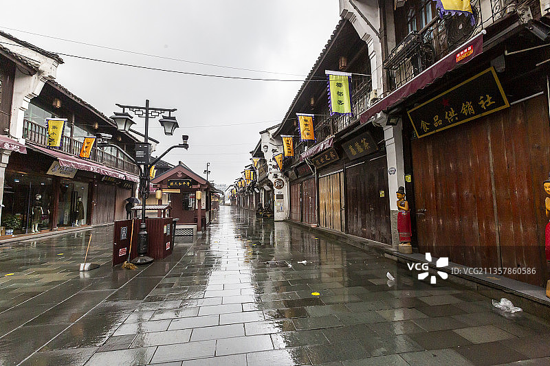雨中的浙江省杭州市河坊街风光图片素材