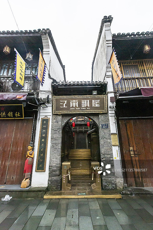 雨中的浙江省杭州市河坊街风光图片素材