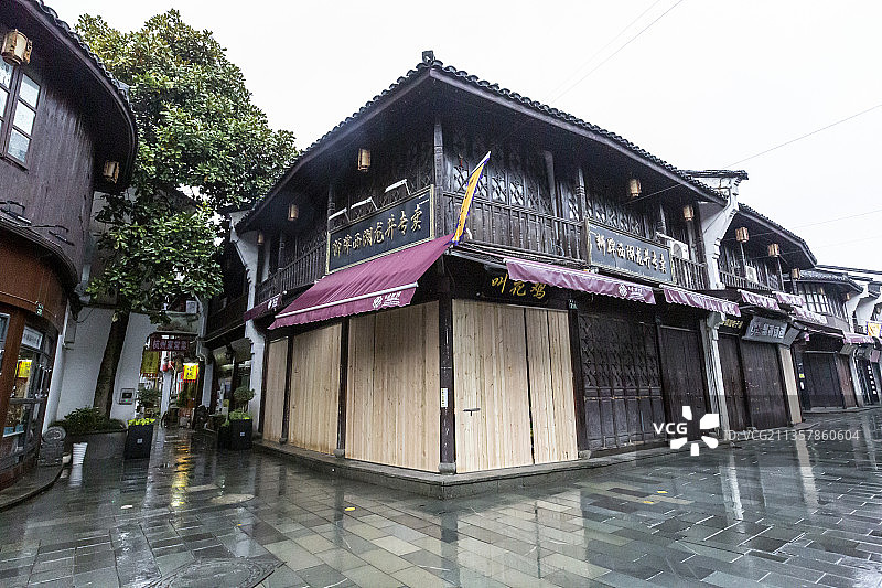 雨中的浙江省杭州市河坊街风光图片素材