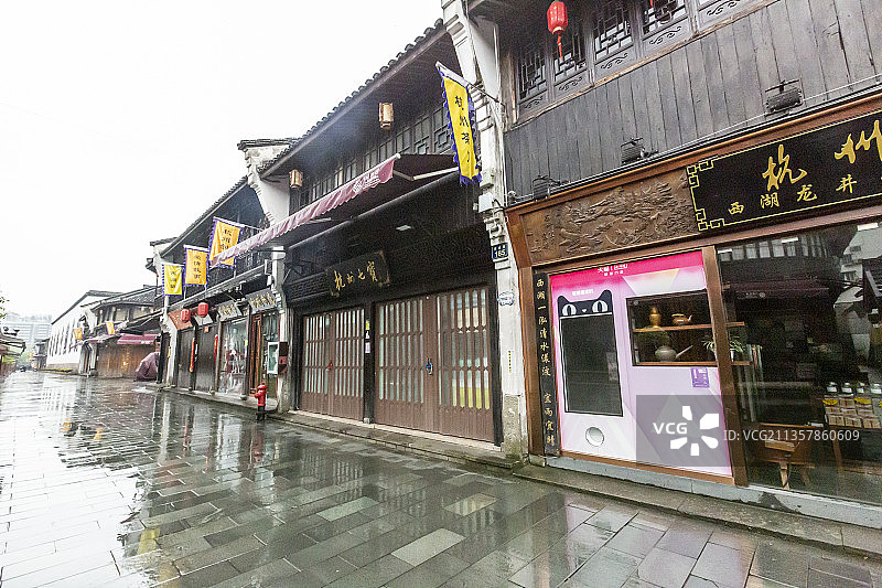 雨中的浙江省杭州市河坊街风光图片素材