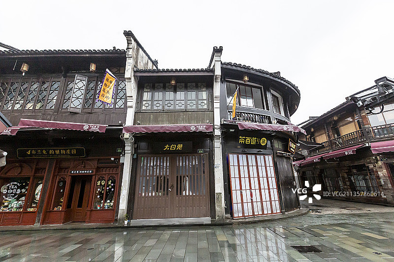 雨中的浙江省杭州市河坊街风光图片素材