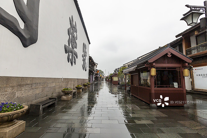 雨中的浙江省杭州市河坊街风光图片素材