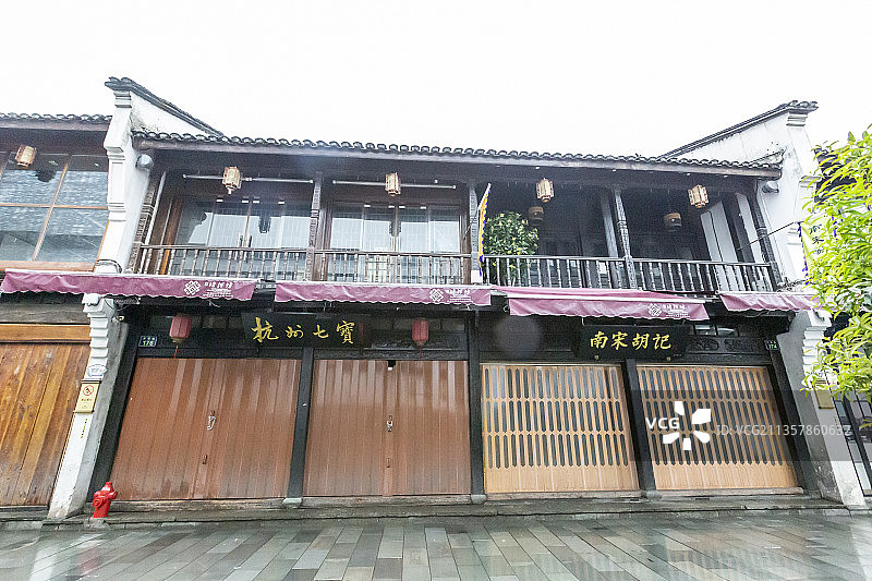 雨中的浙江省杭州市河坊街风光图片素材
