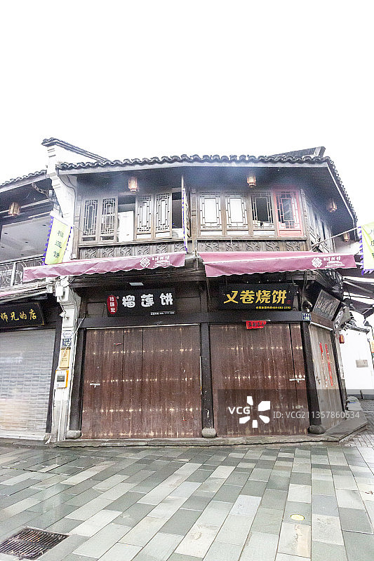 雨中的浙江省杭州市河坊街风光图片素材