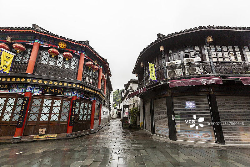 雨中的浙江省杭州市河坊街风光图片素材
