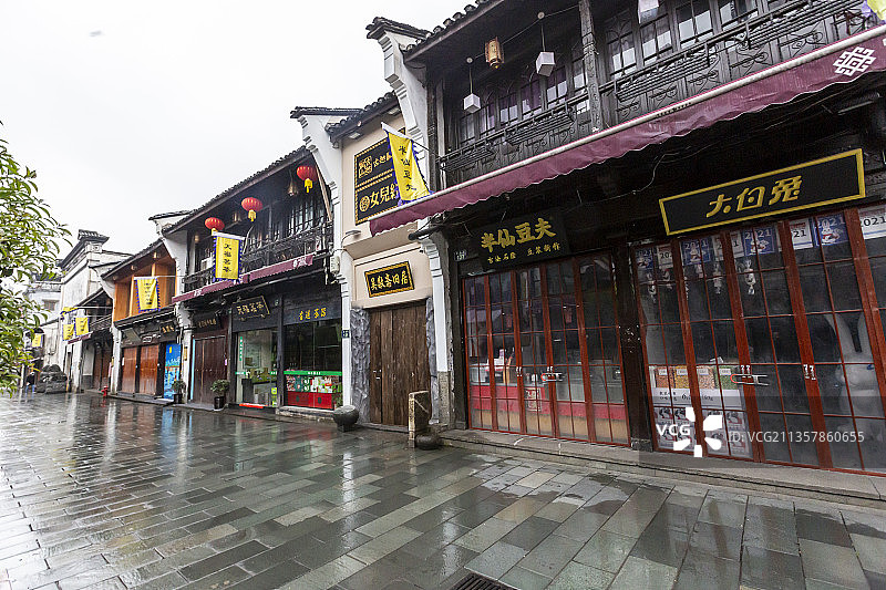 雨中的浙江省杭州市河坊街风光图片素材