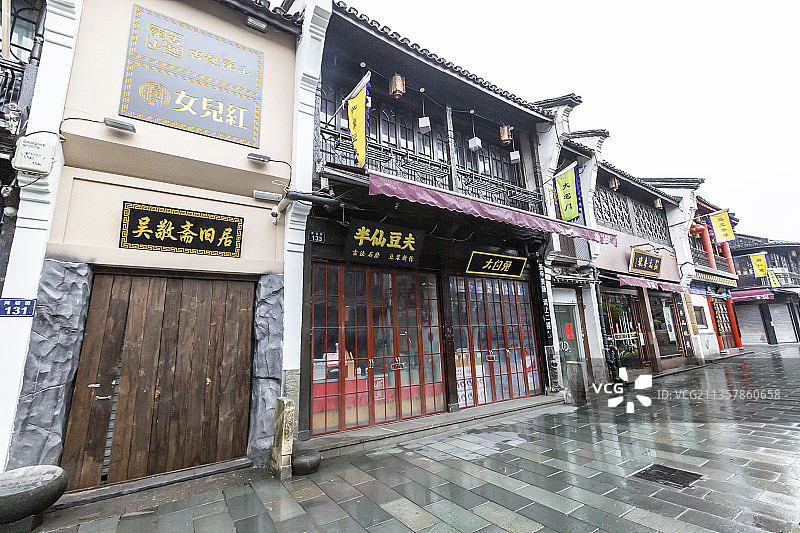 雨中的浙江省杭州市河坊街风光图片素材