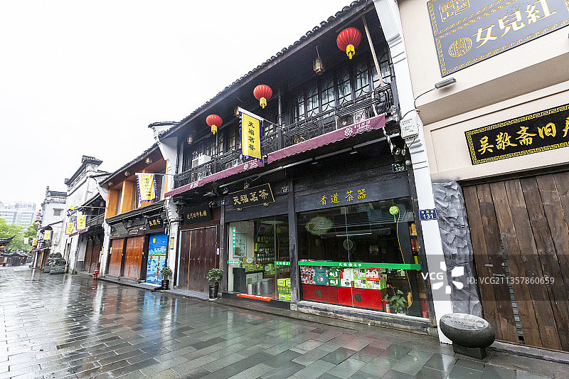 雨中的浙江省杭州市河坊街风光图片素材