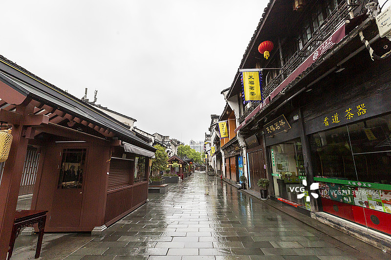 雨中的浙江省杭州市河坊街风光图片素材