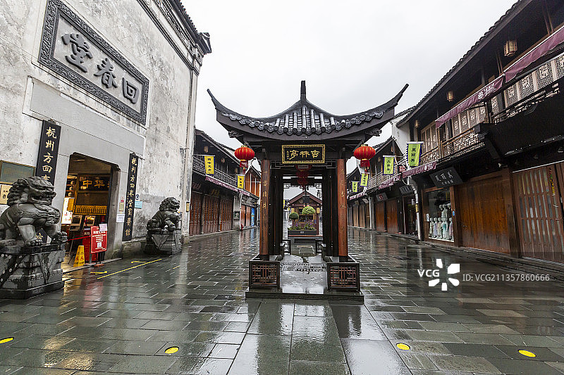 雨中的浙江省杭州市河坊街风光图片素材