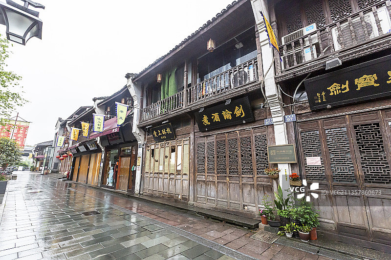 雨中的浙江省杭州市河坊街风光图片素材