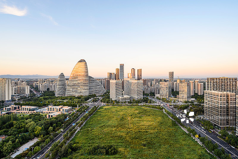 北京望京商务区全球总部办公楼建筑群城市天际线夜景图片素材