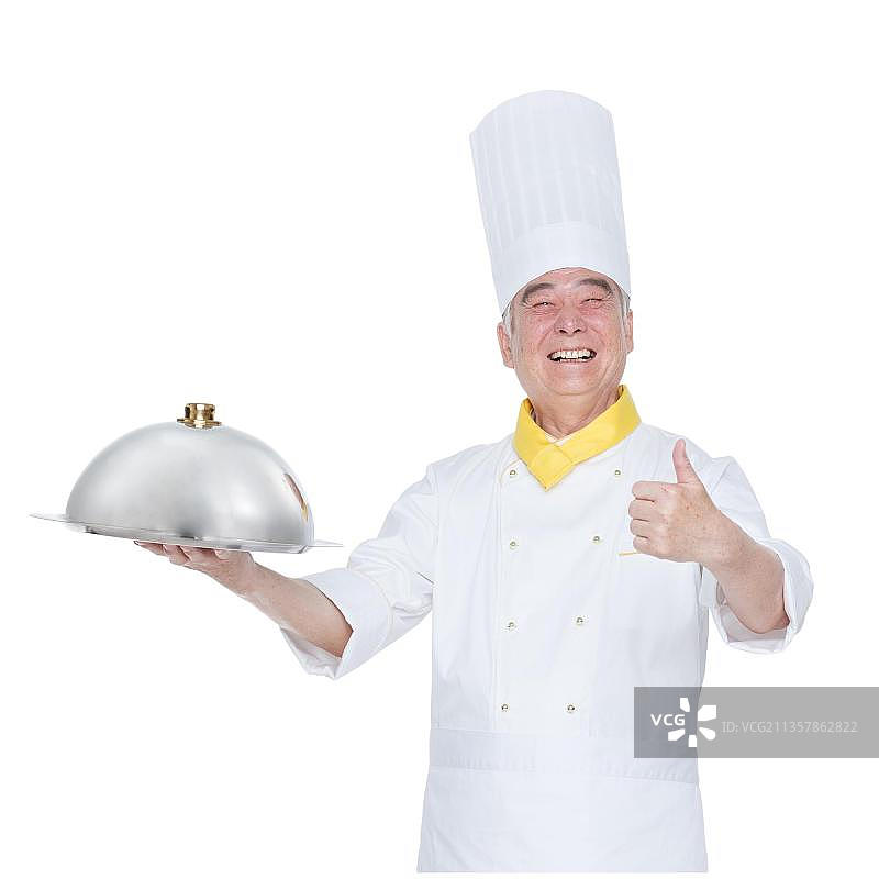 一个穿着厨师服的老年男人翘起大拇指图片素材