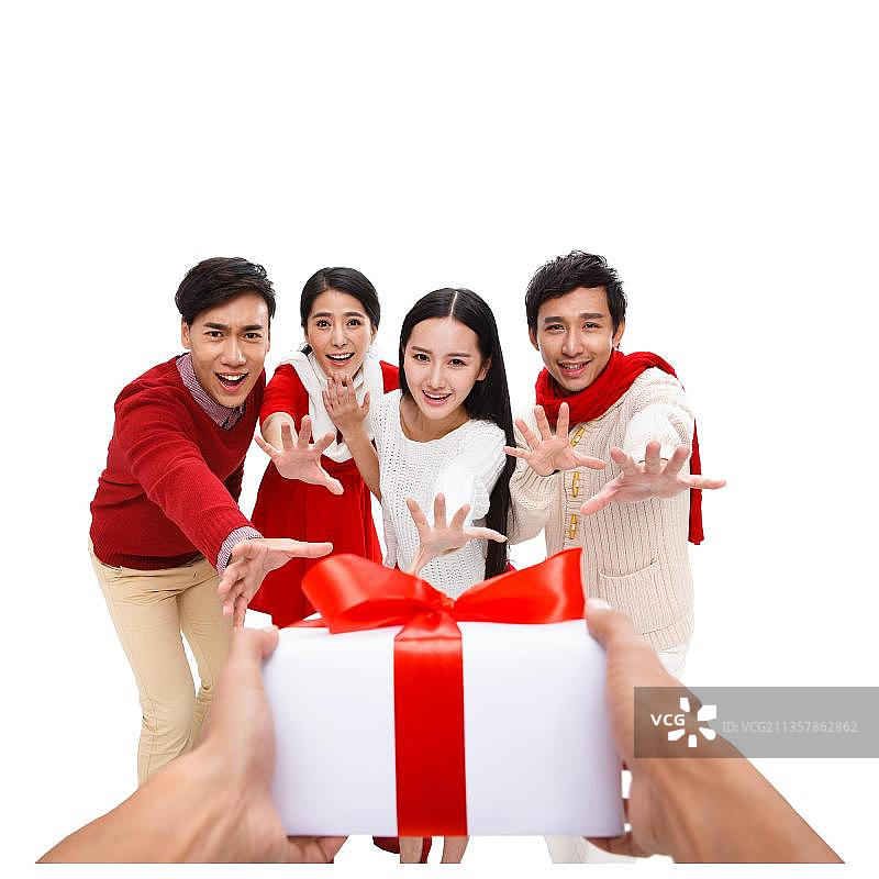 时尚的青年男女伸手抓礼品盒图片素材