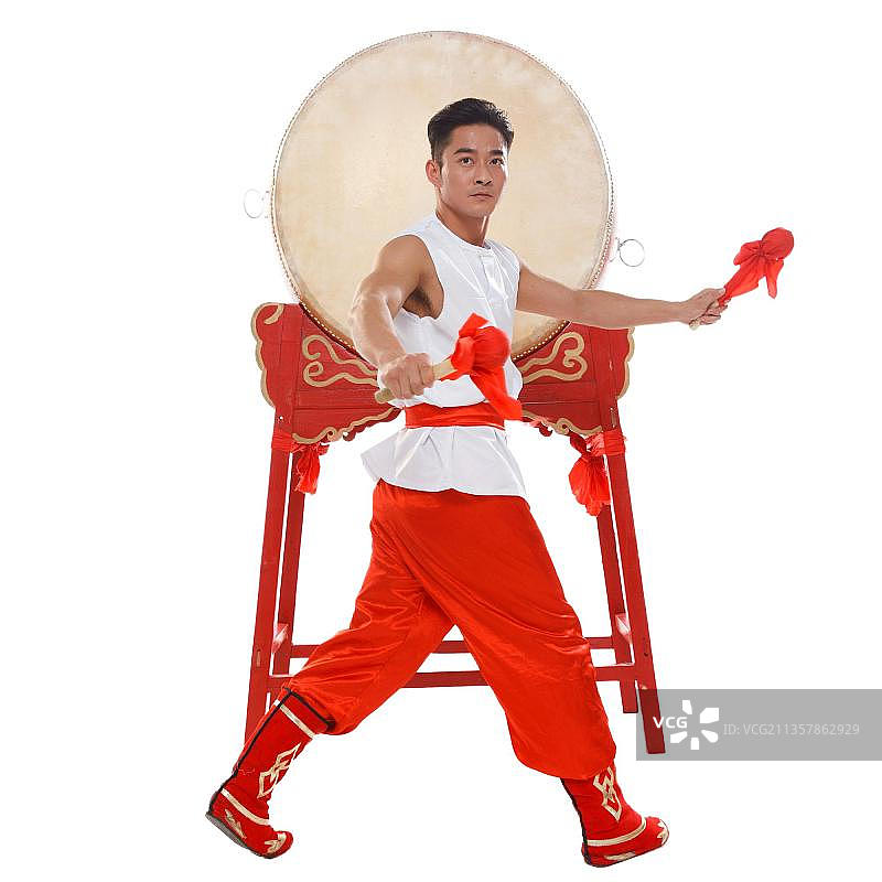 青年人在击鼓图片素材