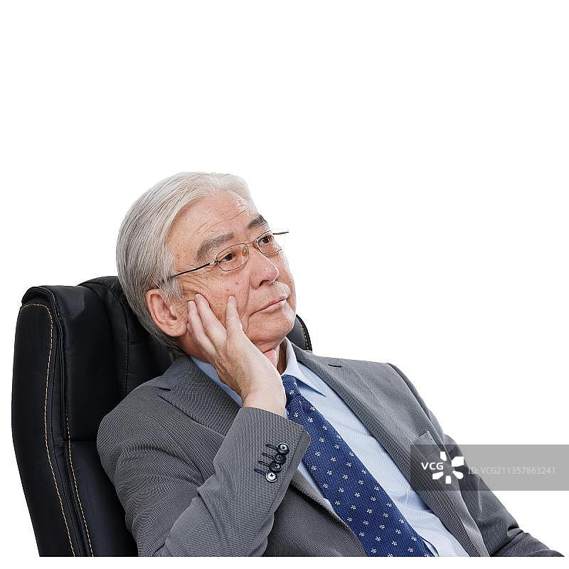 一个老年男人斜坐在椅子上沉思图片素材