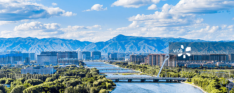 中国内蒙古呼和浩特马头琴桥和如意开发区城市天际线风光图片素材