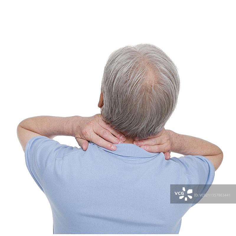 一个老年男人肩背疼痛图片素材