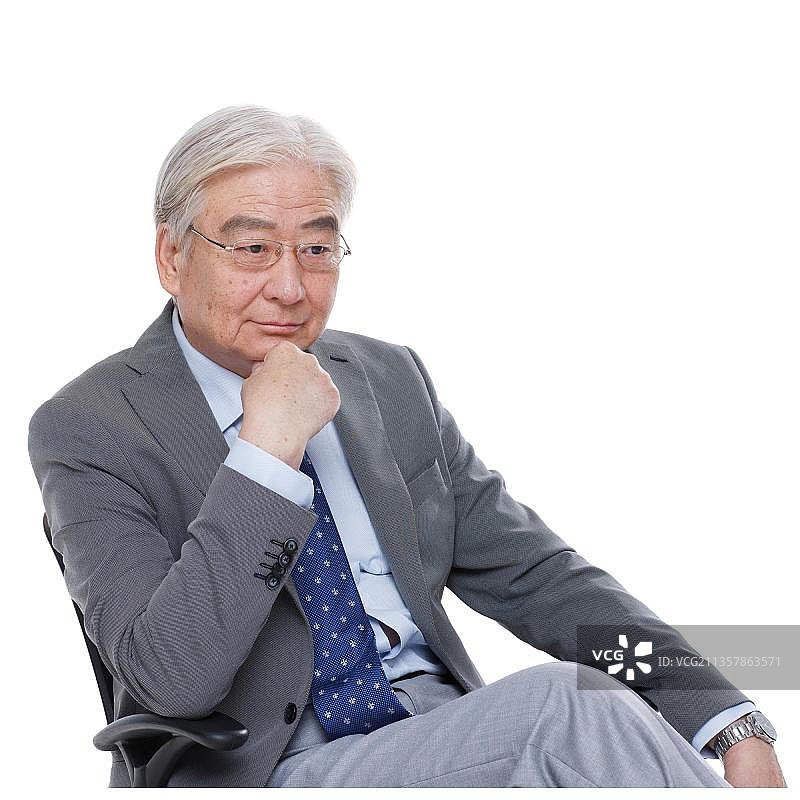 一个老年男人坐在椅子上沉思图片素材