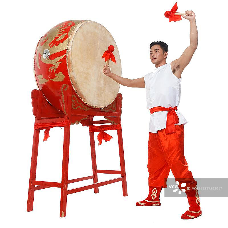 青年人正在击鼓图片素材