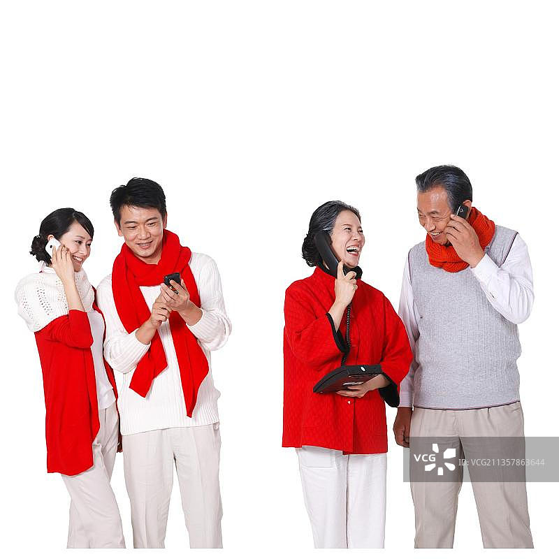 东方家庭过年打电话图片素材