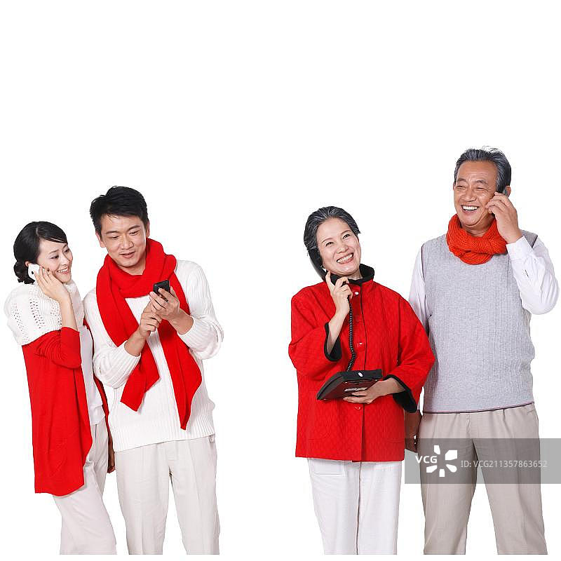 东方家庭过年打电话图片素材