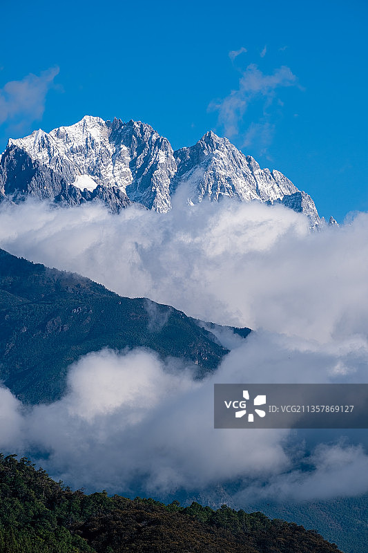 云南玉龙雪山云雾缭绕清晨最高峰扇子陡图片素材
