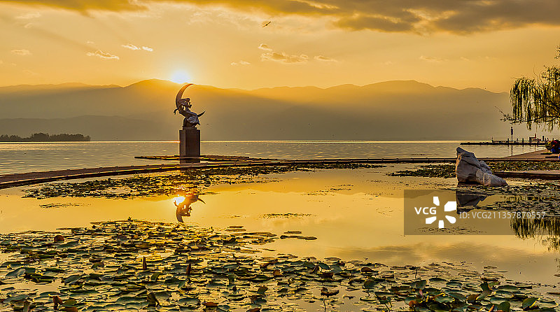 四川西昌邛海边的月亮女神图片素材
