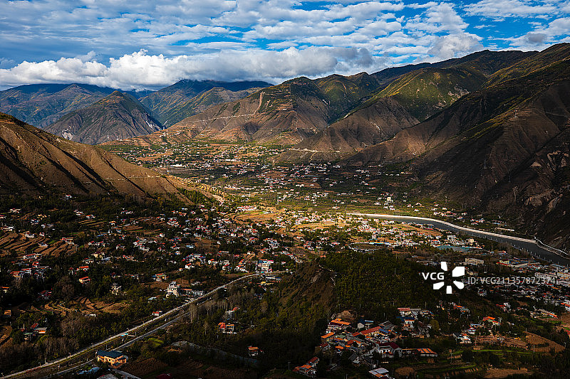 川西金川县的梨树与民居图片素材