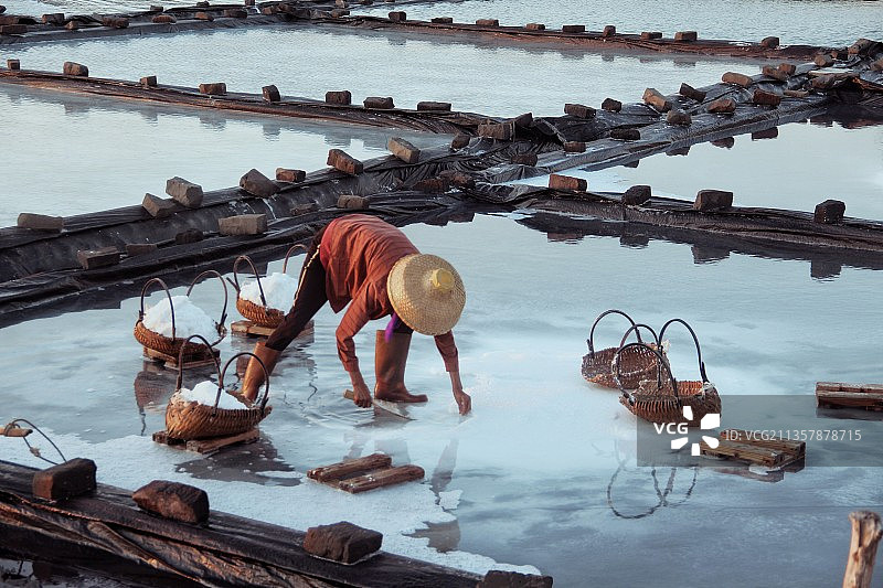 盐工在盐田上图片素材