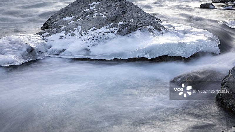 天山里的河流和冰凉的泉水图片素材