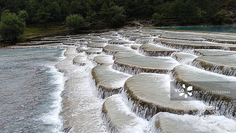 圆石小瀑布图片素材