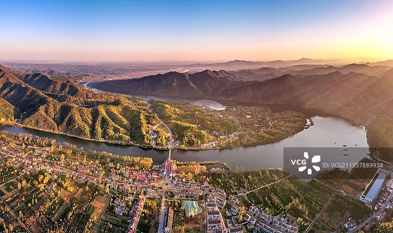 六安市裕安区驻驾湾，晨光洒在淠河边的茶谷小村上，风景如画。图片素材