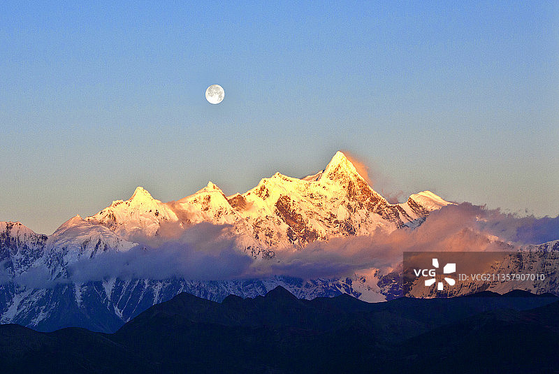 西藏林芝，南迦巴瓦风景。图片素材